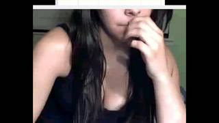 Brünette öffnet ihre Schenkel für die Cam