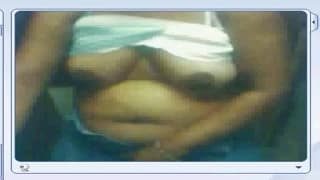 MILF strippt für ihren Mann vor der Kamera