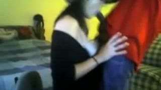 Sie bläst seinen schwarzen Pimmel