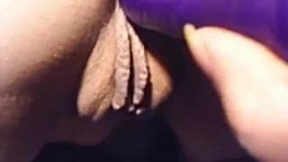 Sie spielt mit Sexspielzeugen vor dem Bumsen