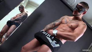 Dieser Kerl masturbiert gerne für uns