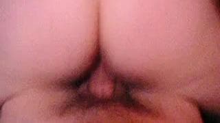 Sie setzt sich mit der Muschi auf dem Schwanz