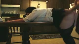 Er beugt sie vorn über und besorgt es ihr hart