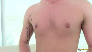 Jason Ackles trägt eine Hose, wenn er wichst