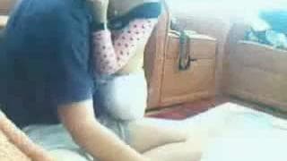 Sie will Spaß haben und verführt ihn!