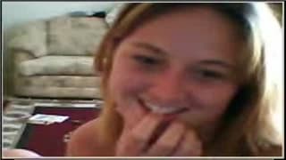 Blonde MILF macht sich vor der Kamera nackt