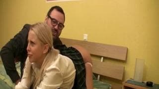 Diese gläubige Blondine vögelt den Priester!