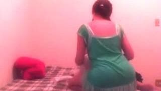 Junge Hausfrau liebt es Schwanz zu saugen