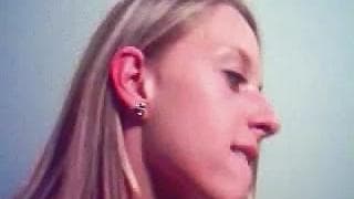 Junge Blondine liebt seinen Schaft zu saugen