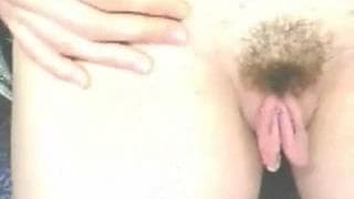 Diese Amateurin öffnet große Schamlippen