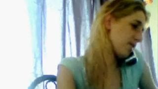 Junge Blondine wird nackt und spielt allein