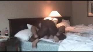 Schwarzer versenkt seinen Schanz in die Frau