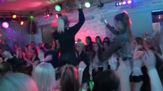 Diese Orgie ist fast perfekt für die Mädchen