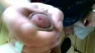 Sie hat Spaß dabei, ihn zum Kommen zu bringen