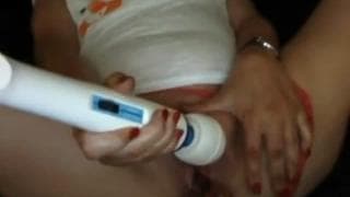 Fleißige Masturbation mit ihrem Vibrator