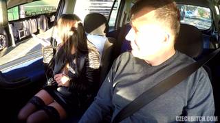 Er fickt hart mit seiner Lieblingsfrau im Auto Er fickt hart mit seiner Lieblingsfrau im Auto