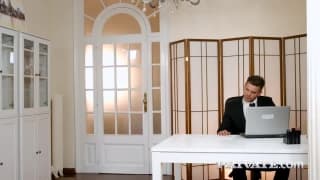 Der Chef ist total scharf auf seine Sekretärin