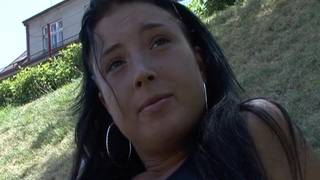 Sie wird im Freien extrem geil gefickt