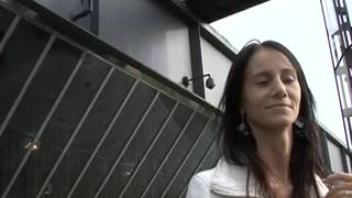 Mit dieser Brünette können wir viel genießen