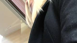 Die Schlampe mit behaarter Fotze genießt Sex