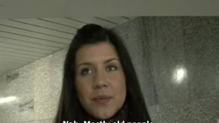 Eine brünette Hure mit Appetit zum Lutschen