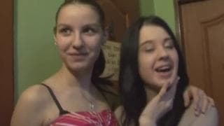 Drei sehr schlampige Frauen ficken in der Bar