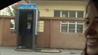 Eine Frau auf der Straße akzeptiert Challenge