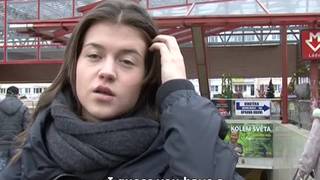 Brünettes tschechisches Küken Gesicht gefüllt