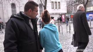 Eine zufällige Brünette kriegt den Penis anal Eine zufällige Brünette kriegt den Penis anal