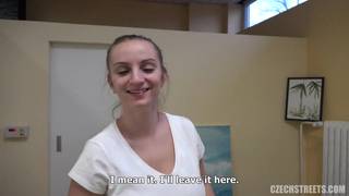 Vollbusige Schlampe geil ihren Mann in POV auf