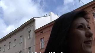 Ein Straßenmädchen das ihren Körper leicht gibt