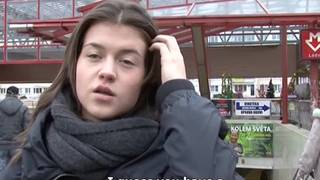 Eine junge russische Brünette, die Sex will Eine junge russische Brünette, die Sex will