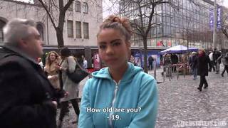 Ein junges Straßenmädchen aus Tschechien fickt