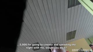 Eine junge Tscheche, die für Geld fickt