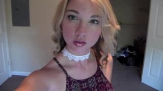 Diese geile Blondine liebt zu masturbieren