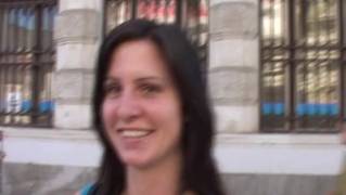 Eine Brünette lutscht seinen Schwanz im Auto