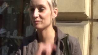 Eine Blondine gibt ihren Körper für Geld her