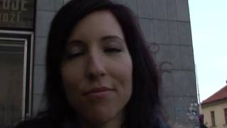 Die schöne Blondine wird im Zug aufgegabelt