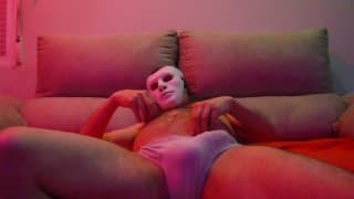 Er trägt eine Maske während er wichst