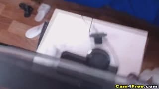 Schöne junge Schlampe bumst ihren Freund