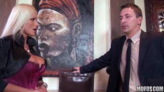 Eine reife Blondine mit schmackhaften Brüsten