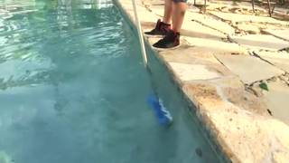 Kacy Lane mit ihrem Gärtner im Pool