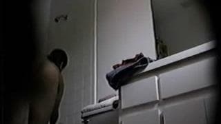 Kurvige Frau ausspioniert als sie nackt ist