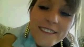 Sie spuckt auf ihre Titten und streichelt sie