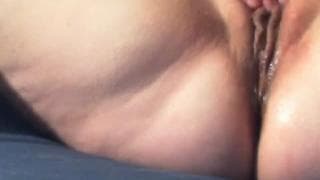 Dieses Weib reibt sich ihre Muschi vor der Cam