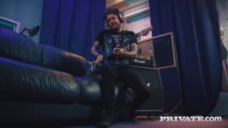 Ella Hughes hat Sperma in der behaarten Muschi