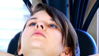 Eine Tussi streichelt sich in der Turnhalle