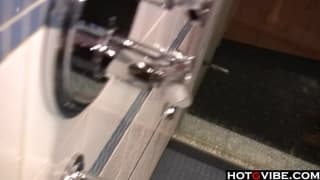 Hübsche Blondine diese Wichse solo in der Dusche