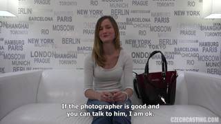 Die süße Frau gibt ihm alles in diesem Casting