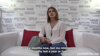 Eine junge schöne Frau wird in die Luft gejagt